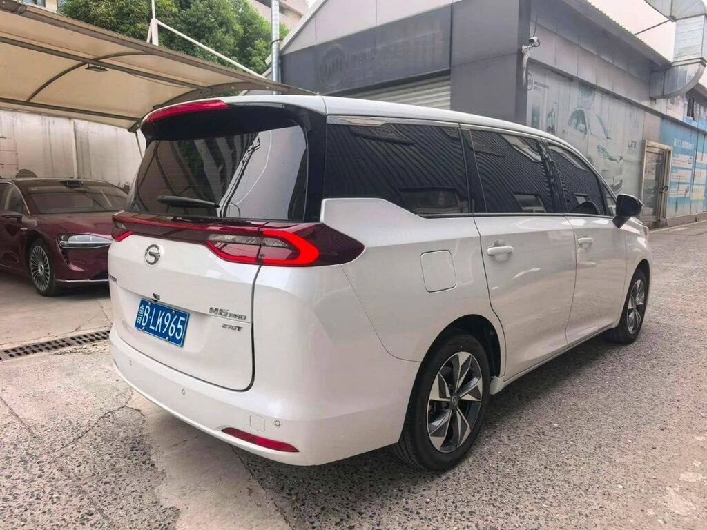 GAC (Trumpchi) M6 PRO — просторный 7-местный минивэн в белом цвете: фото 2