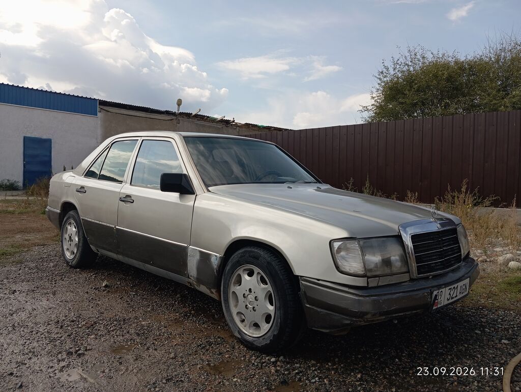 Mercedes-Benz W124: 1990 г., 2 л, Механика, Бензин, Седан: фото 3