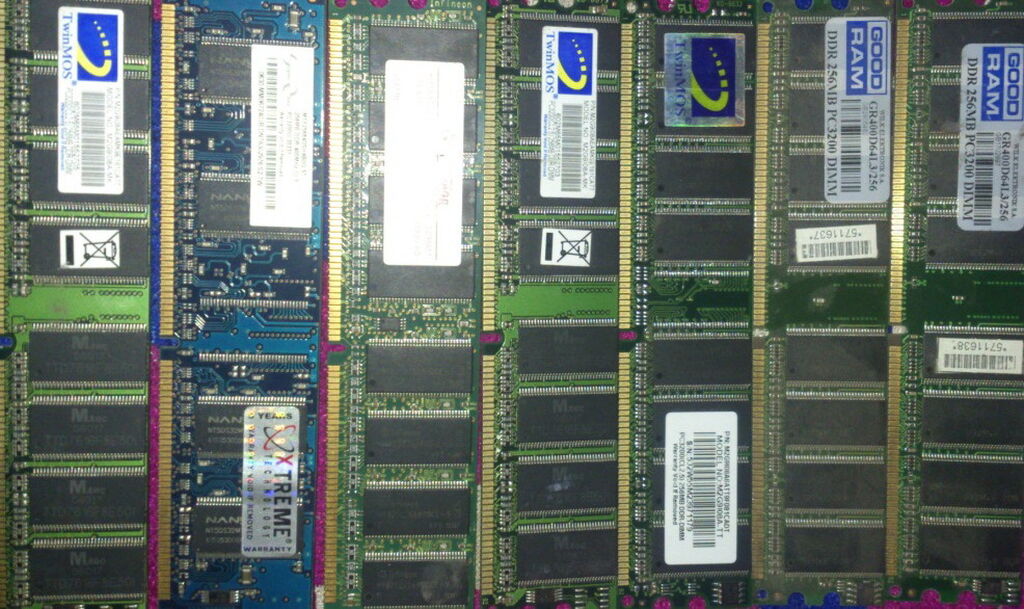 Память 128 или 256. DDR 1 В лотках.