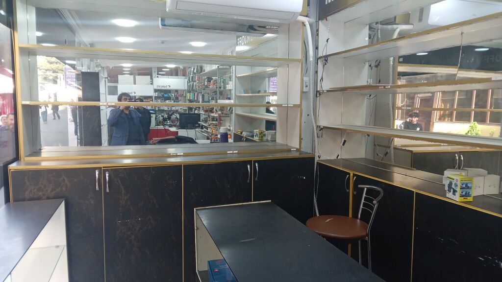Mağazada arenaya yer verilir.Metro X.Dostlugu Laçın ticarət mərkəzi