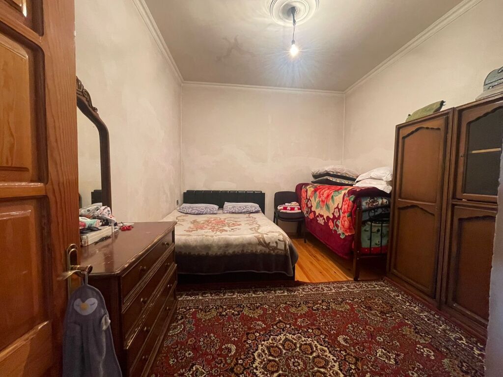 Binəqədi qəs. 7 otaqlı, 300 kv. m