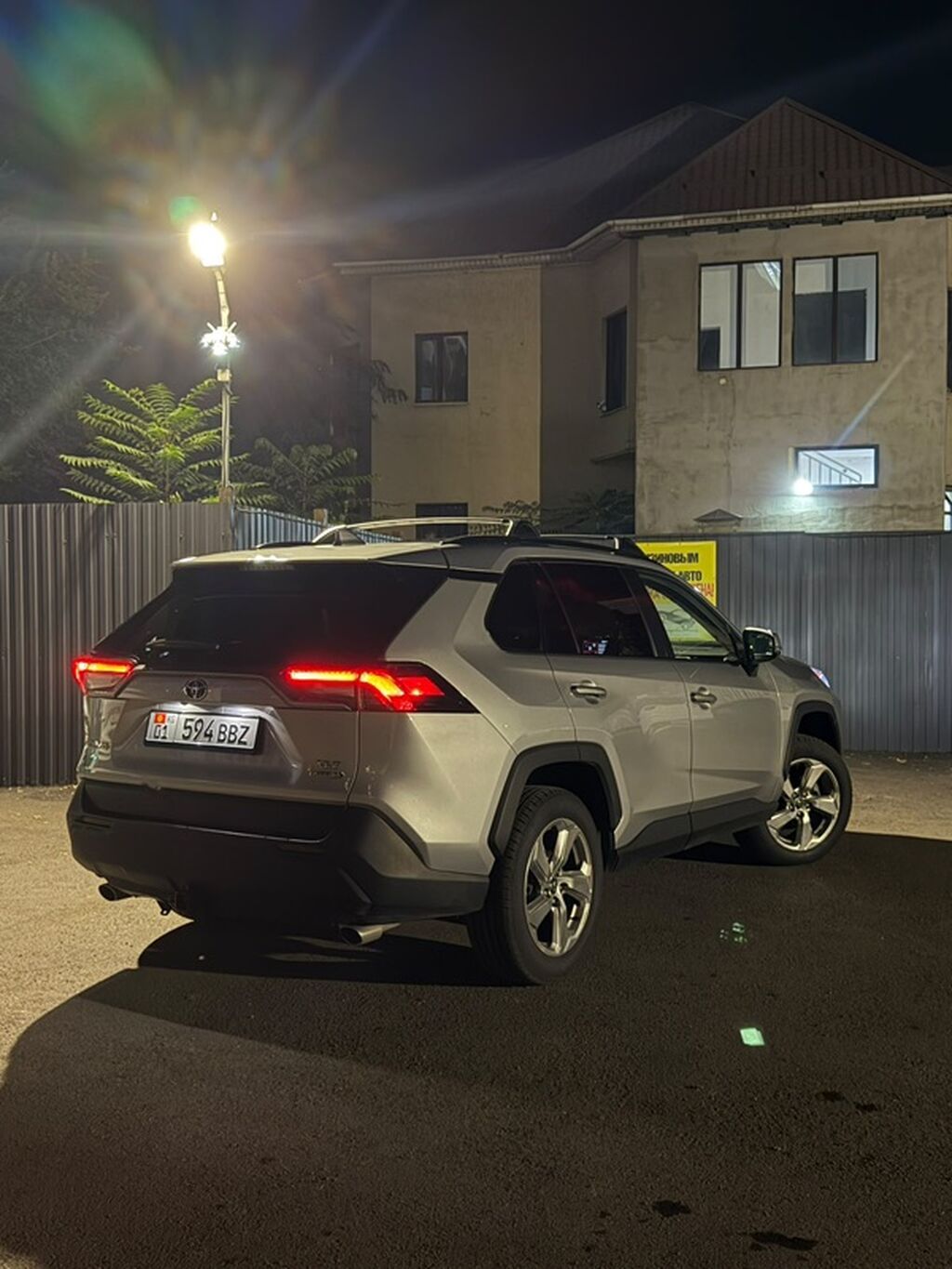Toyota RAV4: 2021 г., Автомат, Гибрид, Кроссовер: фото 1