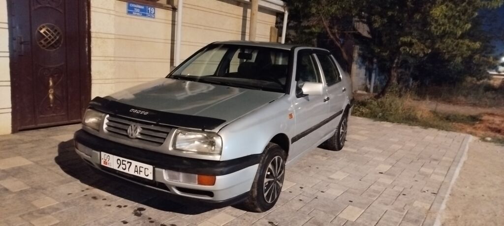 Volkswagen Vento: 1992 г., 1.8 л, Механика, Бензин, Седан: фото 3