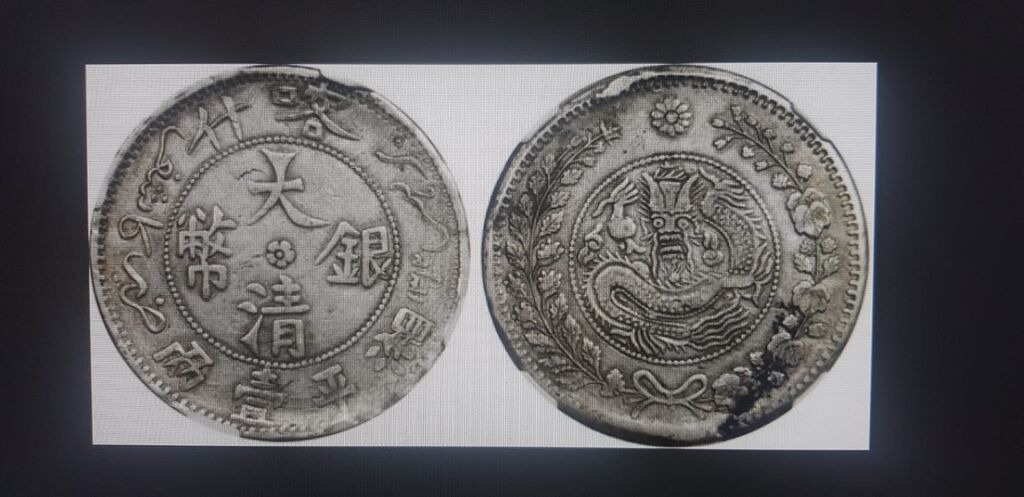 Первые китайские монеты были отлиты в виде мотыг и ножей
