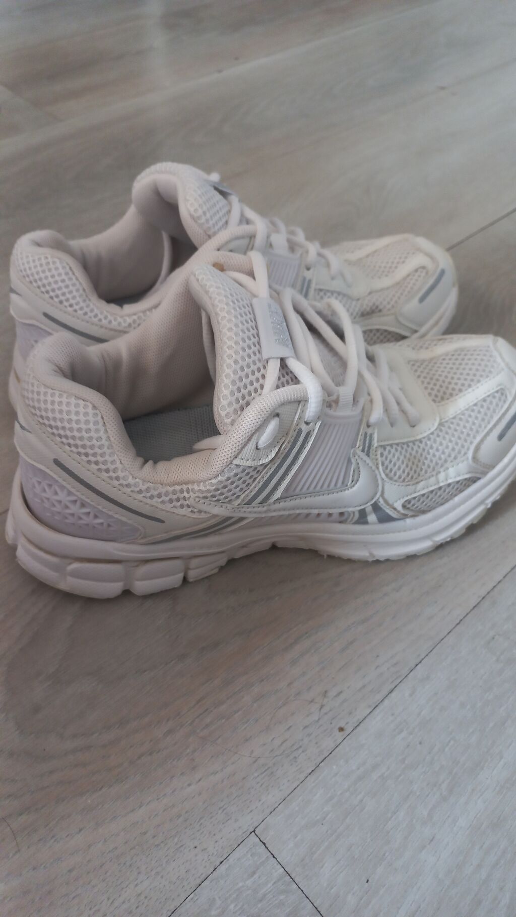 Кроссовки Nike V2K Run, белые с серыми вставками. Модель выполнена в: фото 4