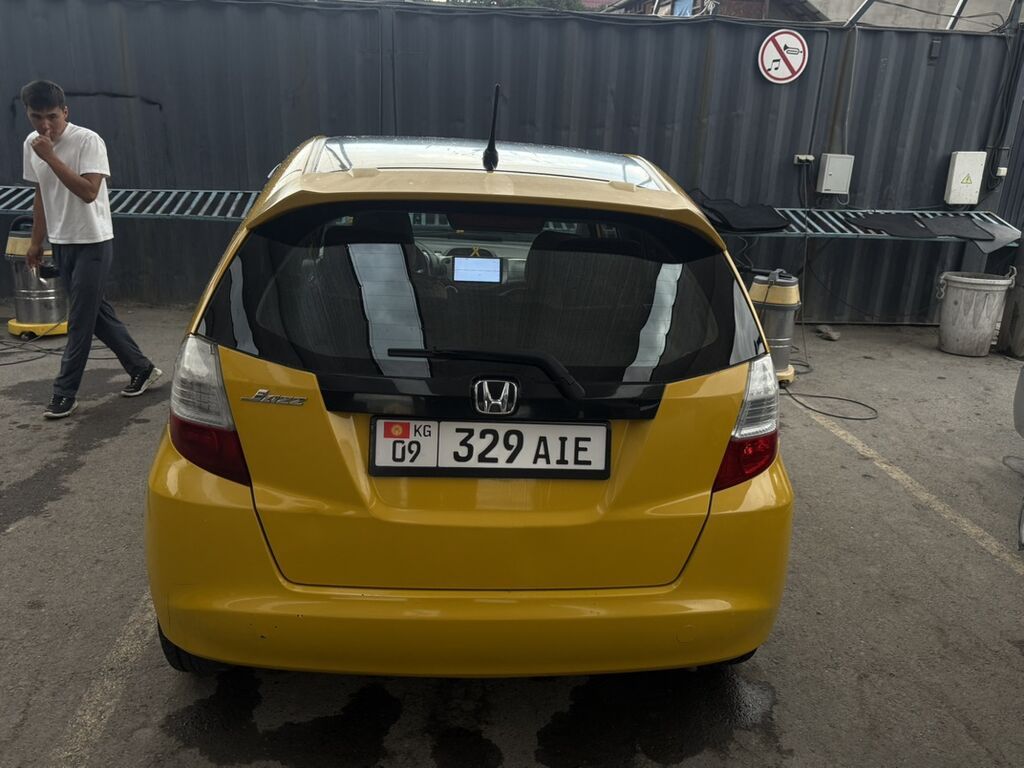 Honda Fit: 2009 г., 1.3 л, Робот, Бензин, Хэтчбэк: фото 2
