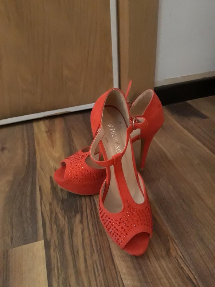 Ženske Sandale i Japanke: Crvene sandale
Štikla 12 cm na lalafo.rs Crvene sandale
Štikla 12 cm - Beograd