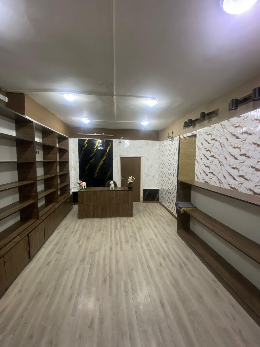 İcarəyə / istifadəyə uyğun zirzəmi tipli obyekt təqdim olunur. Obyekt