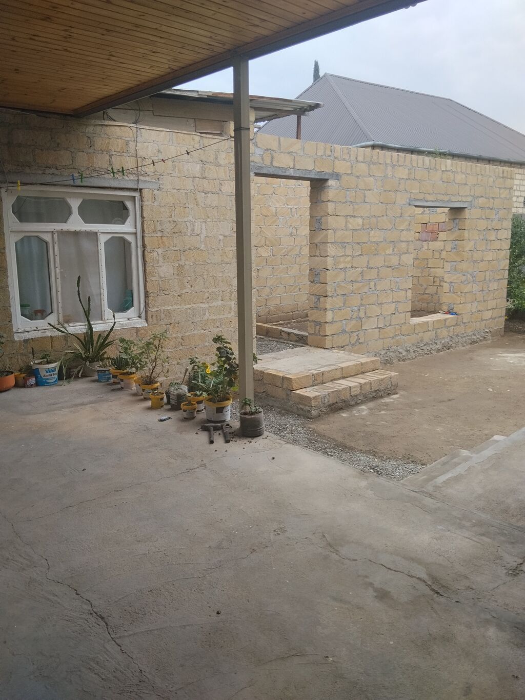 Ev 4 sotda yerləşir, kolidor tipli,1 zal3 yataq otağı, mətbəx, hamam