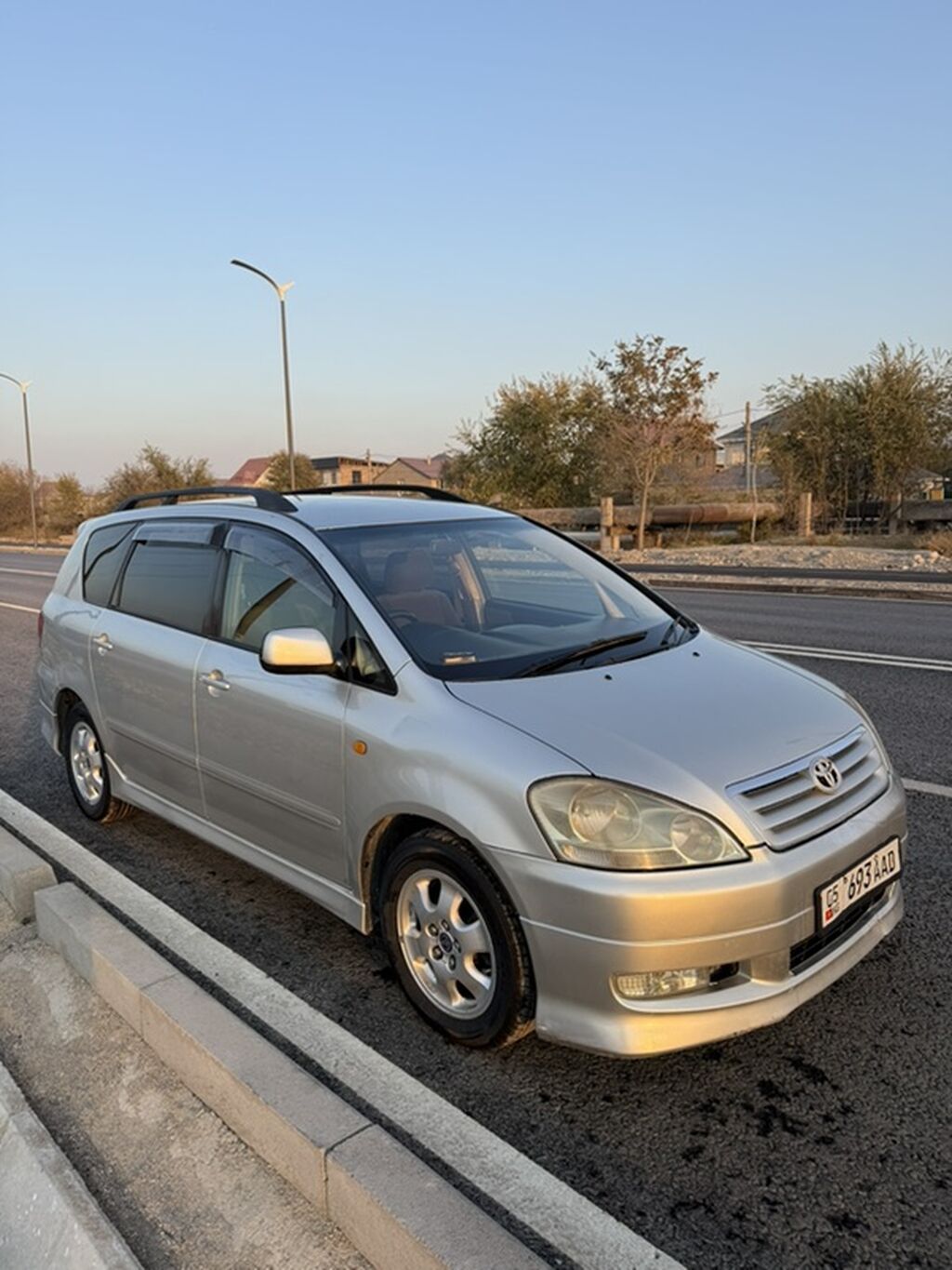 Toyota Ipsum: 2002 г., 2.4 л, Автомат, Бензин, Минивэн: фото 2