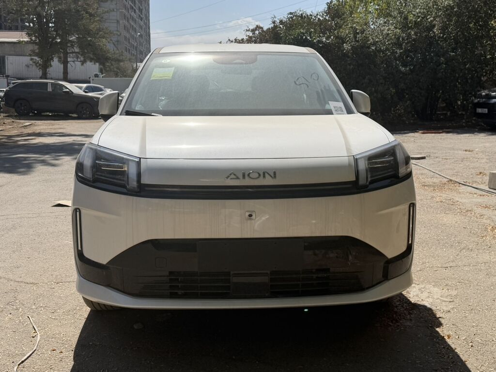 AION V — электрический кроссовер (белый цвет кузова). Кузов и: фото 3