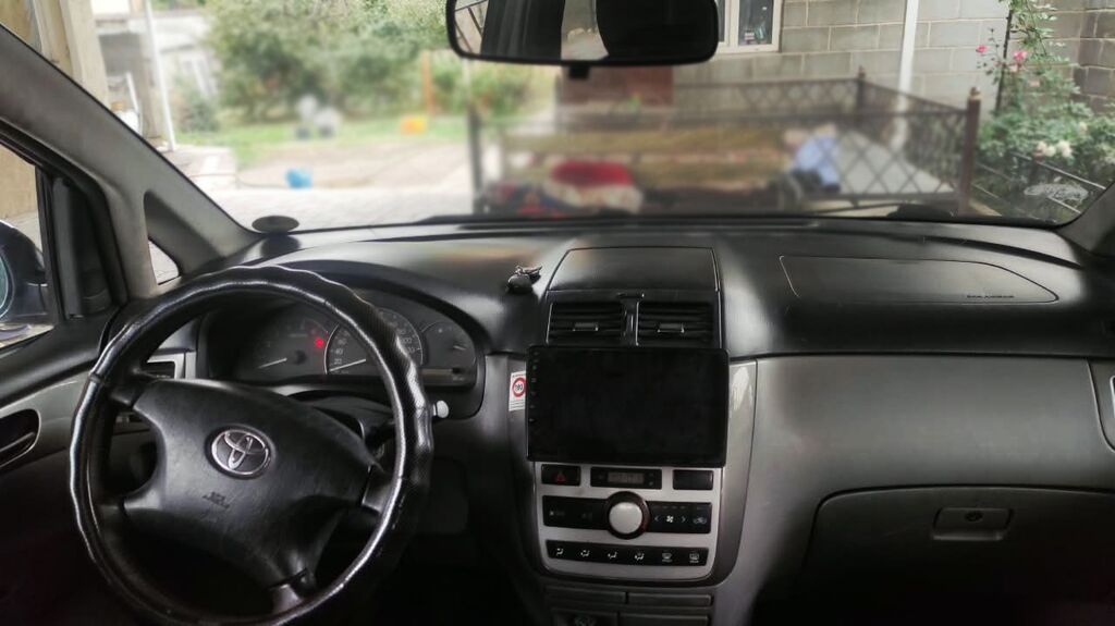 Toyota Avensis Verso: 2002 г., 2 л, Механика, Бензин, Минивэн: фото 3