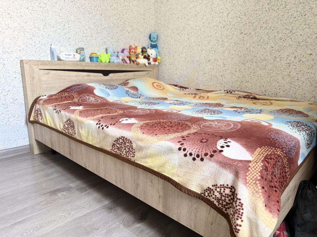 Двуспальная кровать с деревянным изголовьем и ортопедическим: фото 2