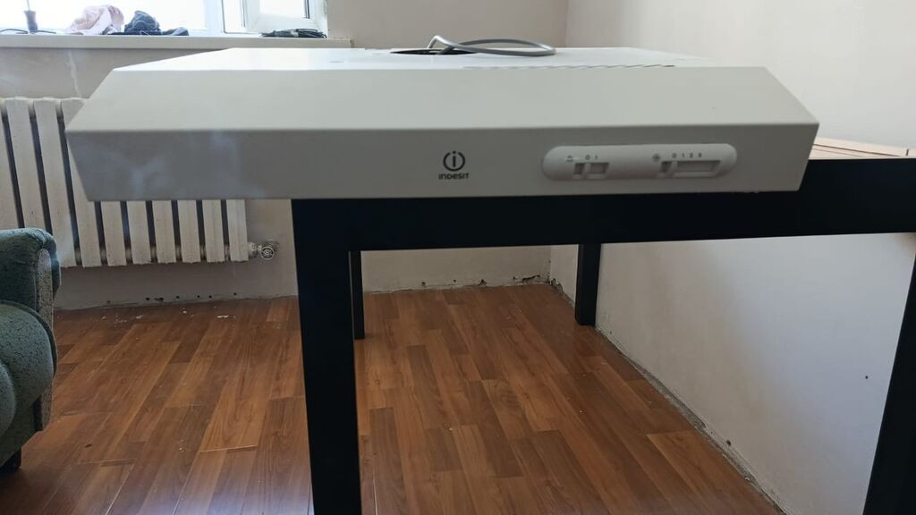 Вытяжка кухонная Indesit (встраиваемая, плоская) работает исправно