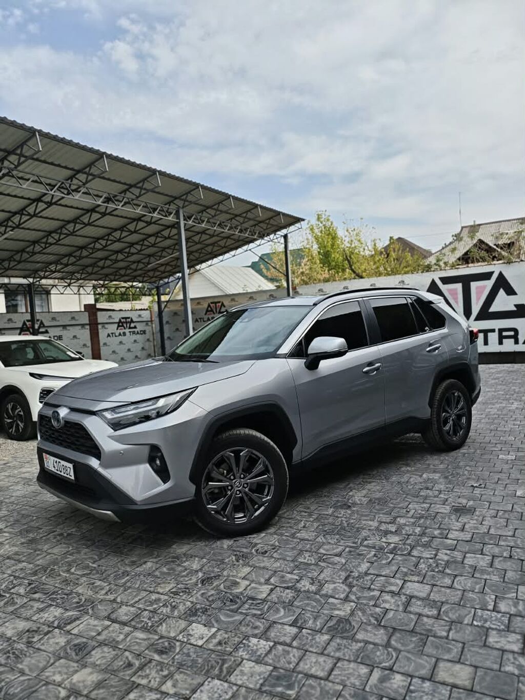Toyota RAV4: 2024 г., 2.5 л, Автомат, Гибрид, Кроссовер: фото 3