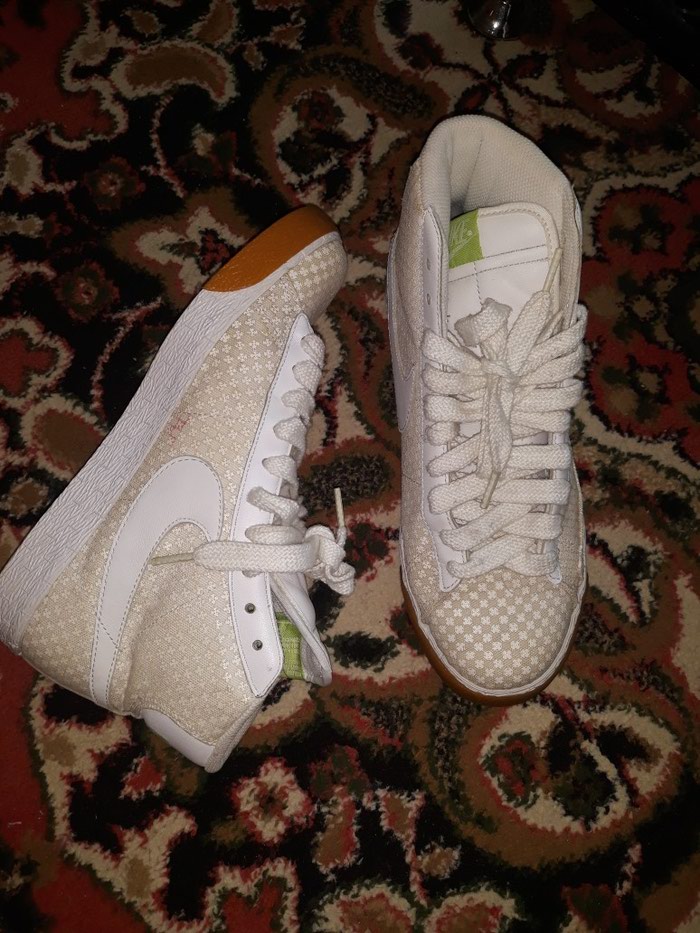 Sportska odeća: Nike zenske patike na lalafo.rs Nike zenske patike - Batajnica