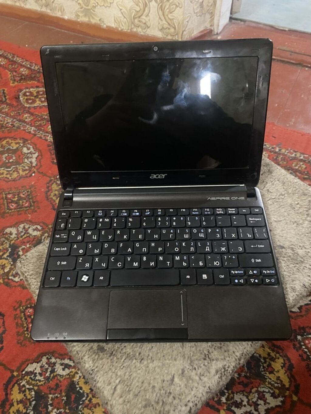 Acer Aspire One (нетбук) - Экран 10.1" (примерно), глянцевый: фото 3