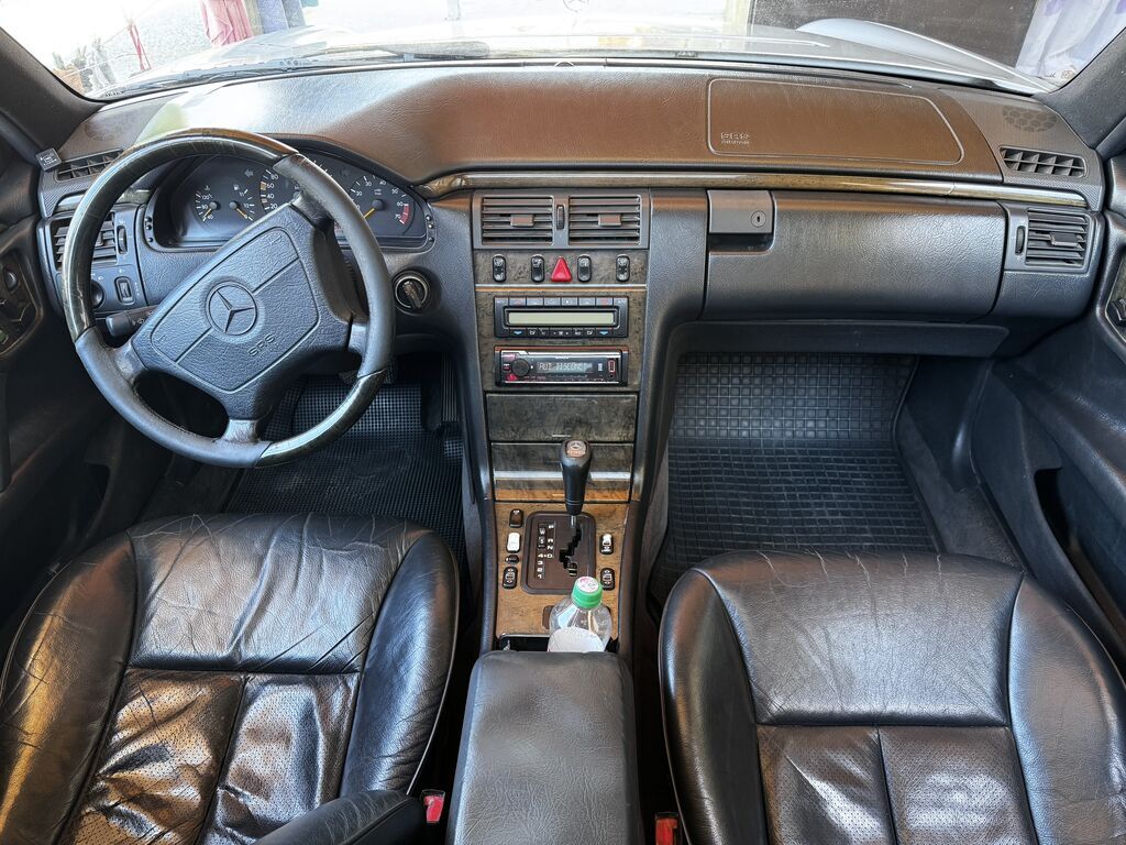 Mercedes-Benz E-Class: 1997 г., 4.2 л, Автомат, Газ, Седан: фото 4