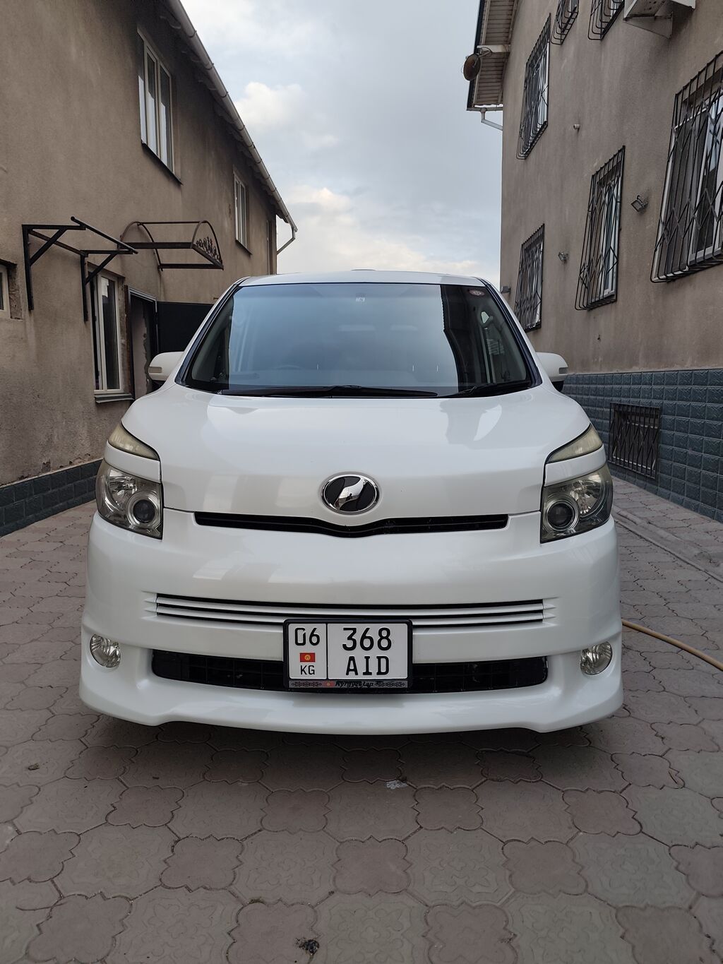 Toyota Voxy: 2008 г., 2 л, Вариатор, Бензин, Минивэн: фото 2