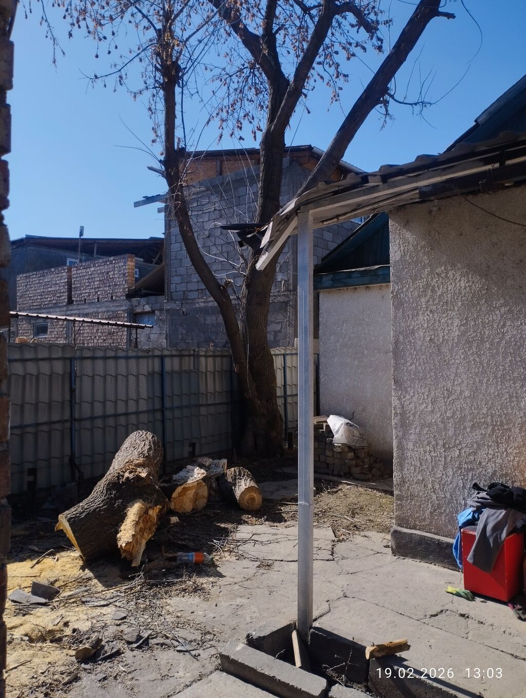 Полдома с постройками и навесом - Просторный закрытый двор, частично: фото 7