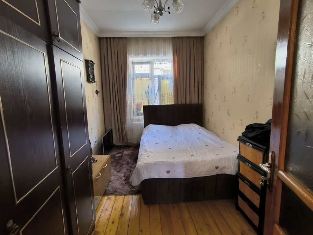 4 otaqlı həyət evi kupcasi var.Qaz, işıq, su daimidir. 1 otaq elave