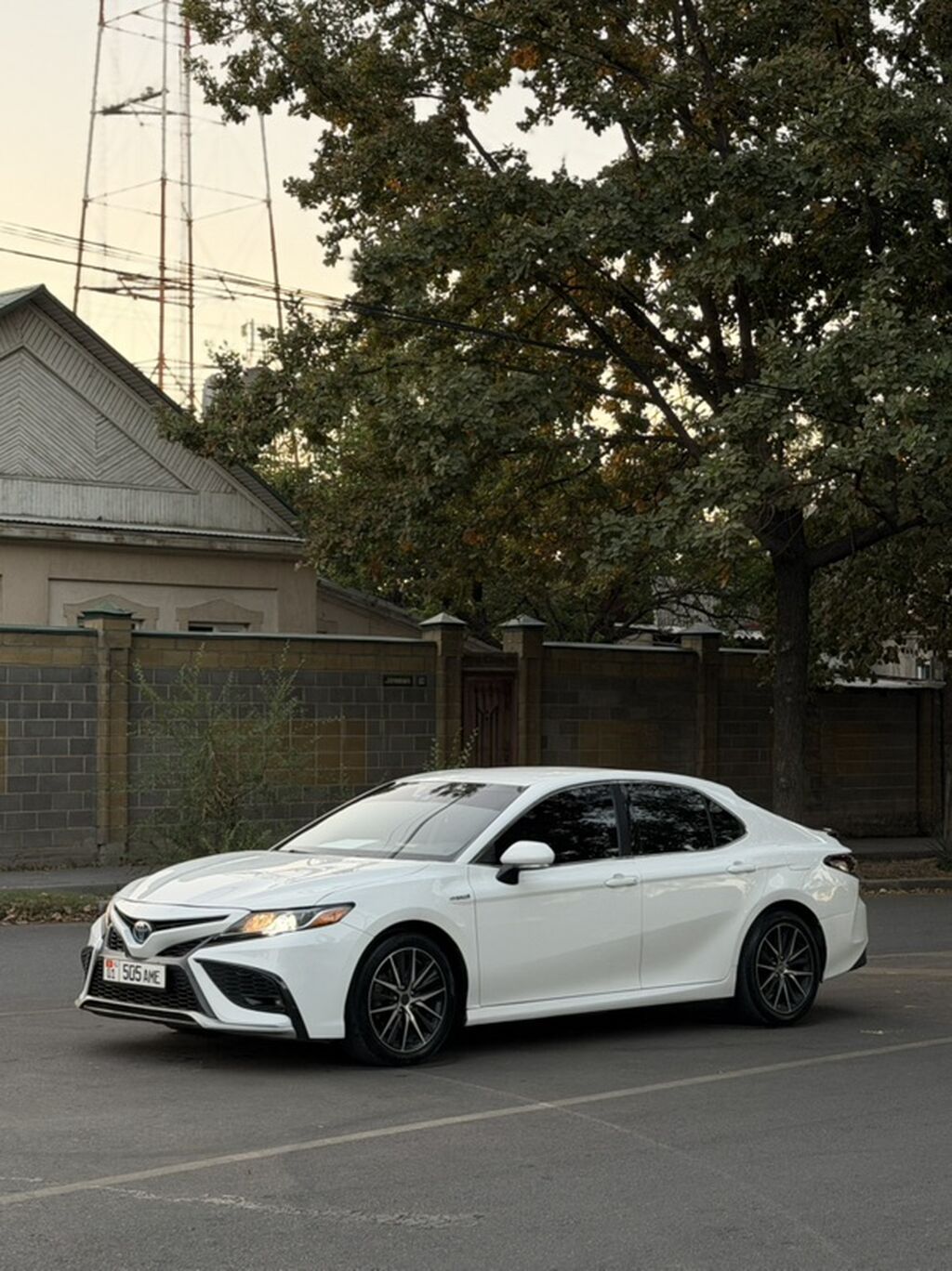 Toyota Camry: 2021 г., Вариатор, Гибрид, Седан: фото 1