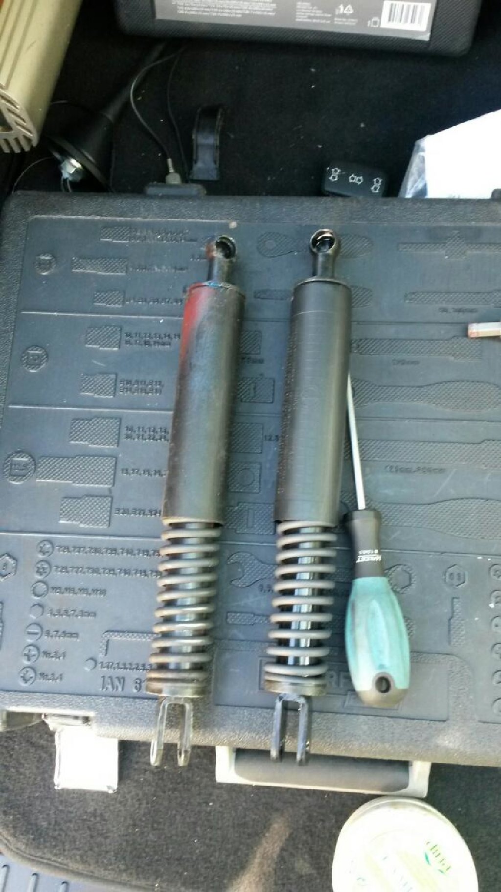 Амортизатор багажника е39. Амортизатор бмв е39. Упоры багажника бмв е39. Амортизатор багажника е39. Газовый упор багажника бмв е39.