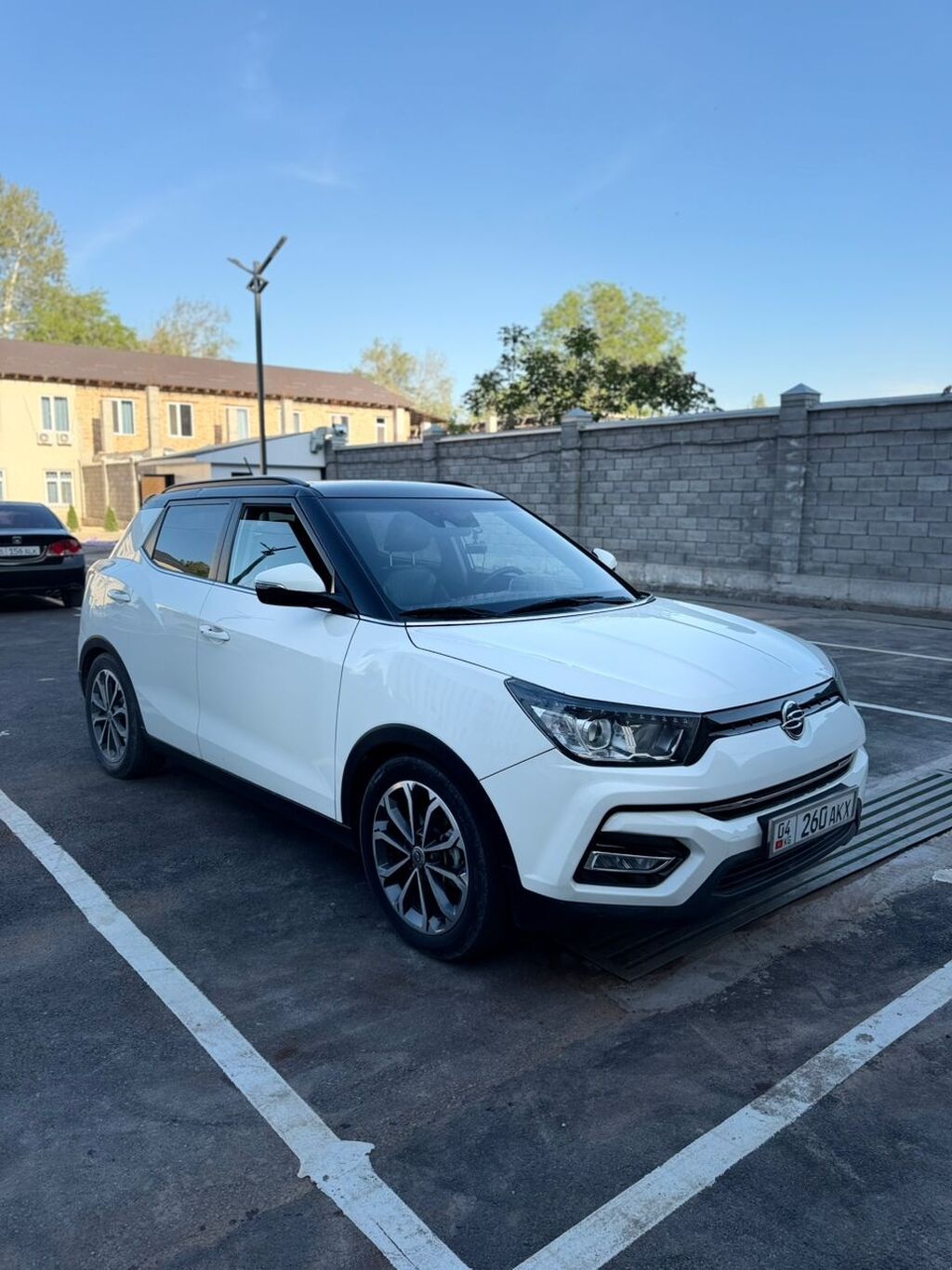 Компактный кроссовер Ssang Yong Tivoli белого цвета с черной крышей и: фото 1