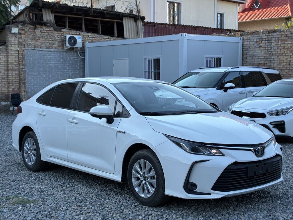 Toyota Corolla: 2021 г., 1.8 л, Вариатор, Гибрид, Седан: фото 2