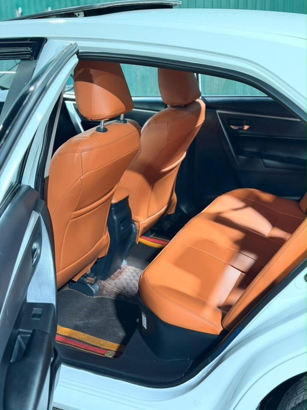 Toyota Corolla: 2021 г., 1.8 л, Автомат, Гибрид, Седан: фото 3