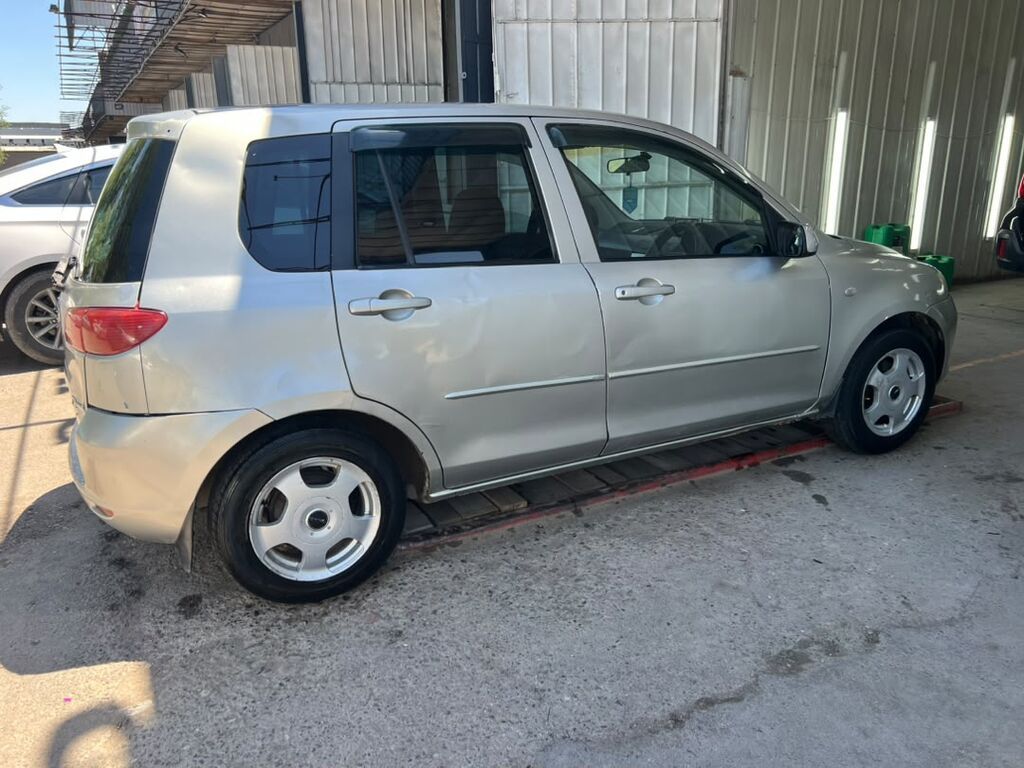 Mazda Demio: 2004 г., 1.3 л, Автомат, Бензин, Хэтчбэк — фото 5