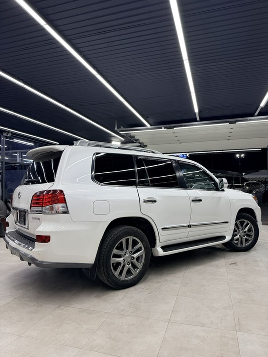 Lexus LX: 2012 г., 5.7 л, Автомат, Бензин, Внедорожник: фото 3
