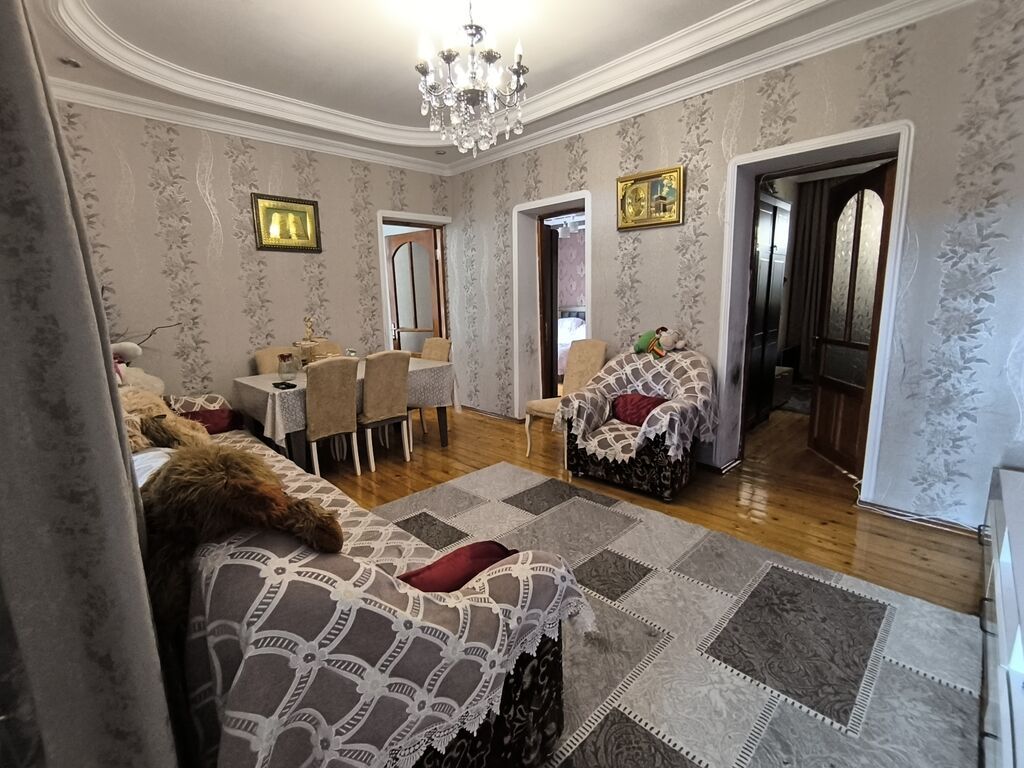 4 otaqlı həyət evi kupcasi var.Qaz, işıq, su daimidir. 1 otaq elave
