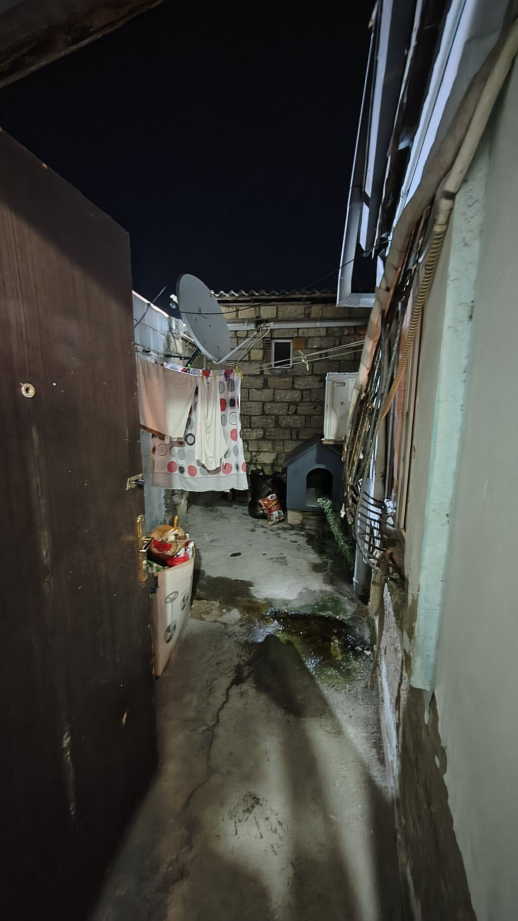 2 otaqlı həyət evi satılır! Xüsusiyyətlər: - 2 ayrı otaq - Təbii