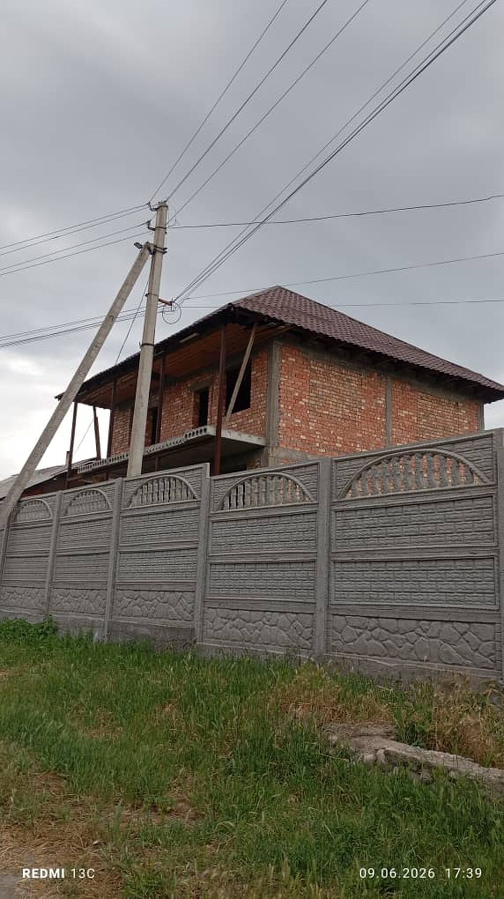 Продаётся недостроенный двухэтажный кирпичный дом с участком: фото 1