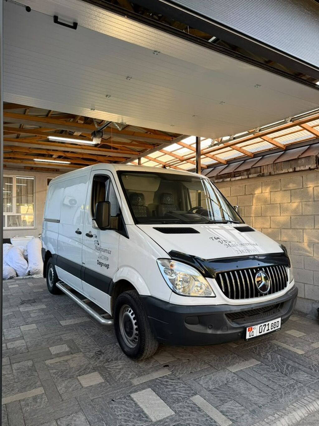 Грузовой фургон Mercedes-Benz Sprinter (короткая база, средняя крыша): фото 2