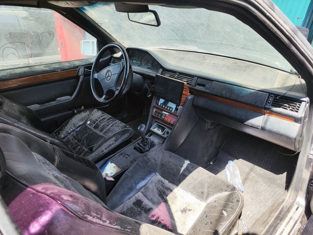 Mercedes-Benz W124: 1993 г., 2.3 л, Механика, Бензин, Купе: фото 2