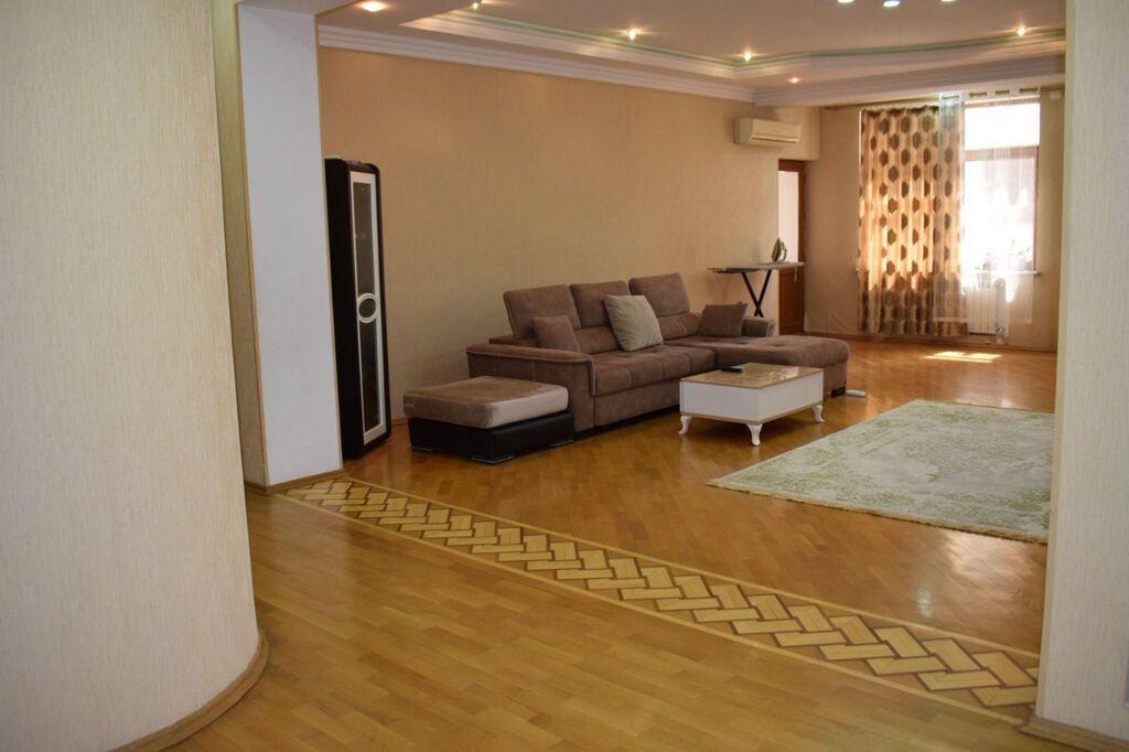 28may metrosu və Baku Medical Plaza yaninda 3 otaqli əla təmirli