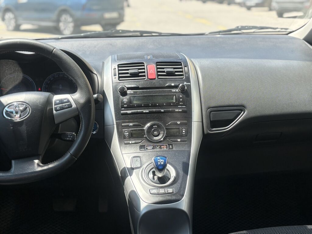 Toyota Auris: 2011 г., 1.8 л, Вариатор, Гибрид, Хэтчбэк: фото 5