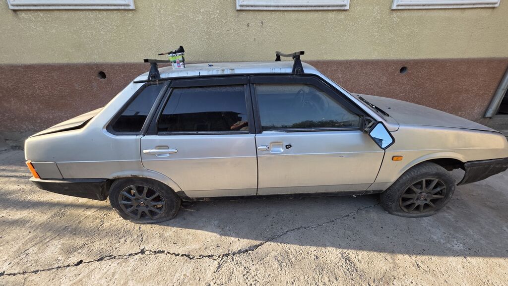 Легковой автомобиль седан с багажником на крыше. Основное: - Кузов: фото 1