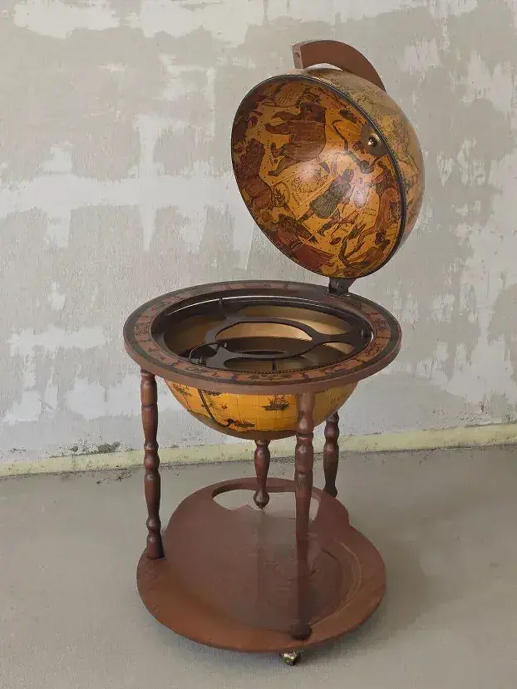 RS - Antique Drinks Carts: Globus bar za piće 🌍🍸 Dobro stanje ✅ Prečnik: 50.5 cm 📏 Visina: 87