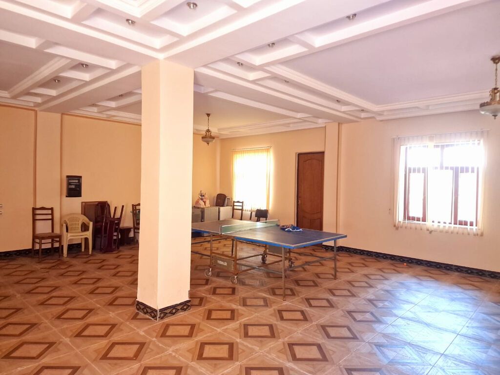 6 otaqlı, 400 kv. m, Orta təmir