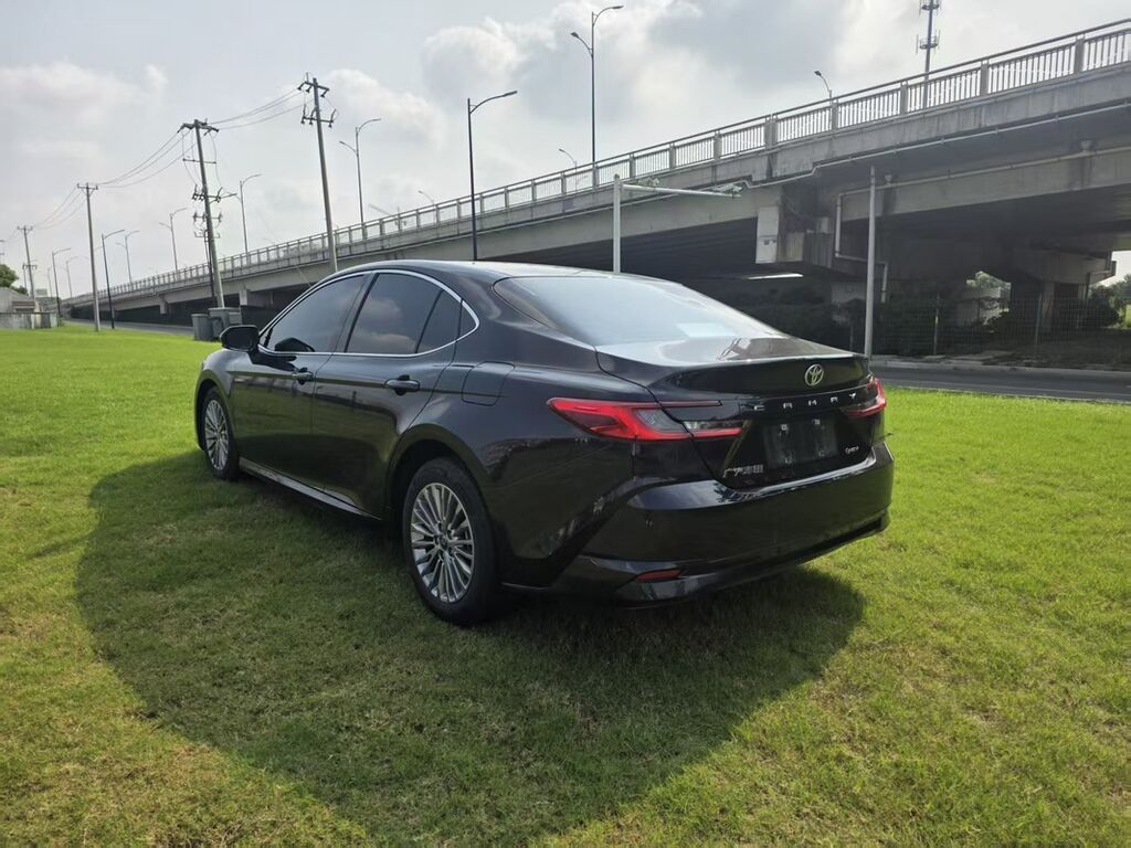 Toyota Camry: 2025 г., 2 л, Типтроник, Гибрид, Седан: фото 4