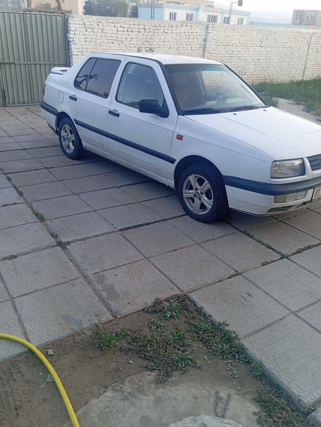 Volkswagen Vento: 1993 г., 1.8 л, Механика, Бензин, Седан