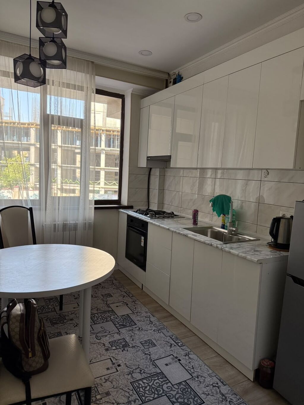 Сдаётся 2-комнатная квартира 55м2 в районе Ак-Кеме. Квартира: фото 5
