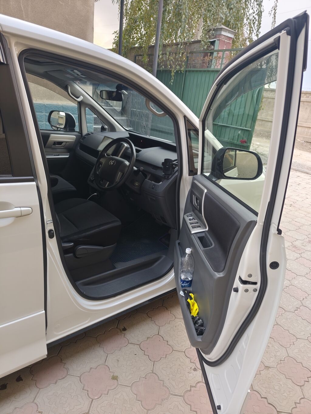 Toyota Voxy: 2008 г., 2 л, Вариатор, Бензин, Минивэн: фото 3