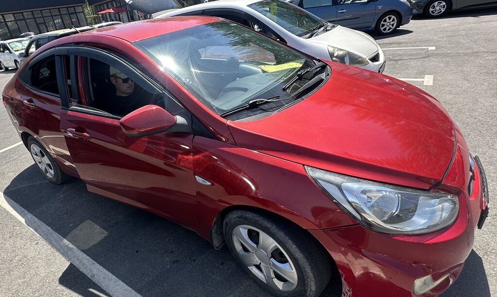 Hyundai Solaris: 2013 г., 1.4 л, Автомат, Бензин, Седан — фото 3