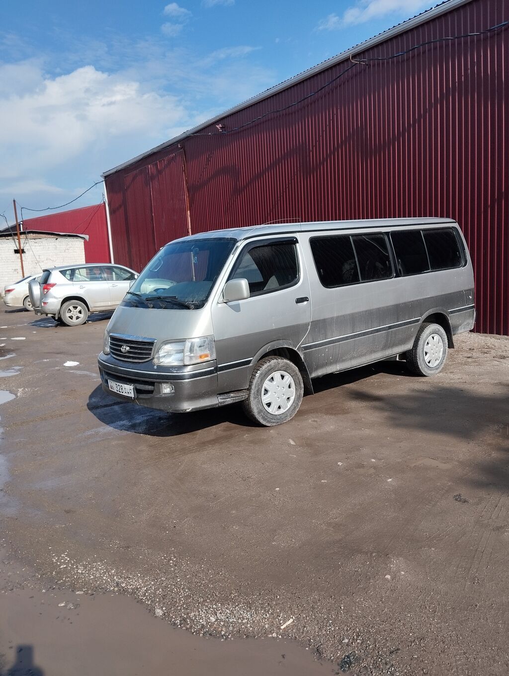 Toyota Hiace: 2004 г., 2.4 л, Механика, Бензин, Минивэн: фото 1