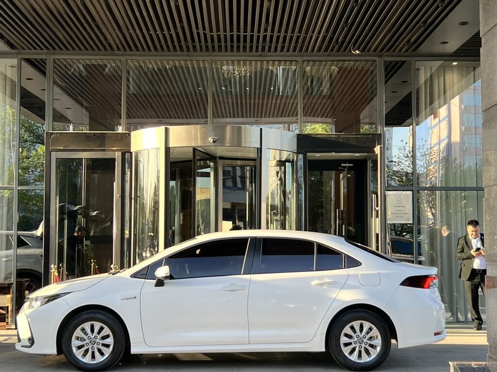 Toyota Corolla: 2019 г., 1.8 л, Вариатор, Гибрид, Седан: фото 4