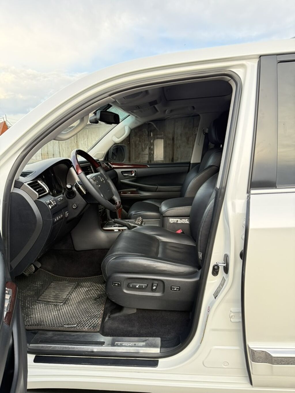 Lexus LX: 2012 г., 5.7 л, Автомат, Газ, Внедорожник: фото 7